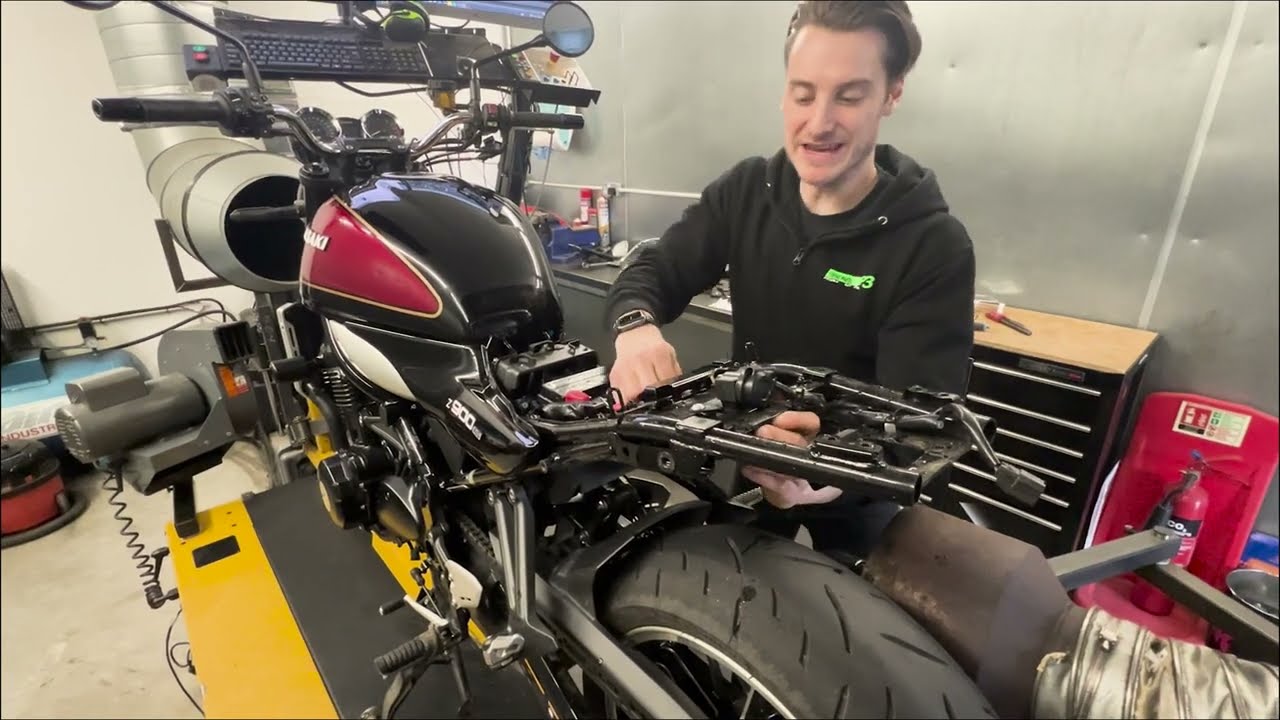 Расположение и снятие ЭБУ KAWASAKI Z900 RS. Настройка прошивки P3.