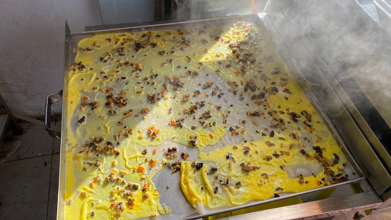 Độc đáo tráng bánh ướt bằng máy cực nhanh, chỉ vài phút đã có mẻ bánh ra lò