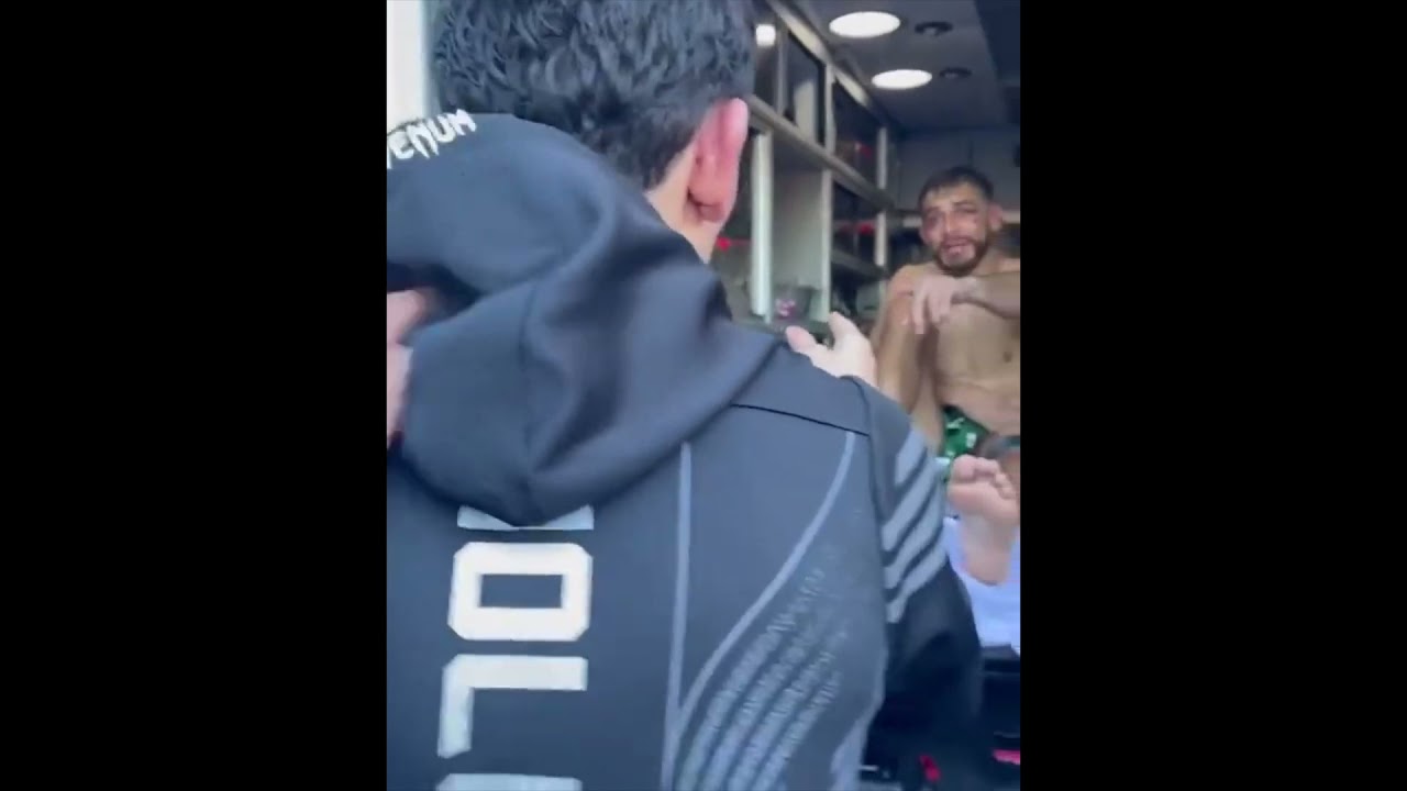 Max Holloway celebrates $50k bonus with Yair Rodriguez