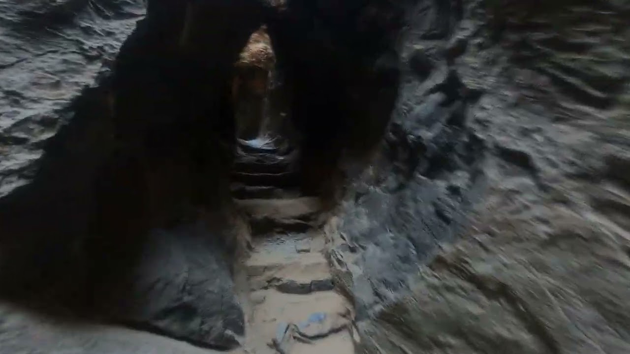 Subindo o morro da gruta de Bom Jesus da Lapa
