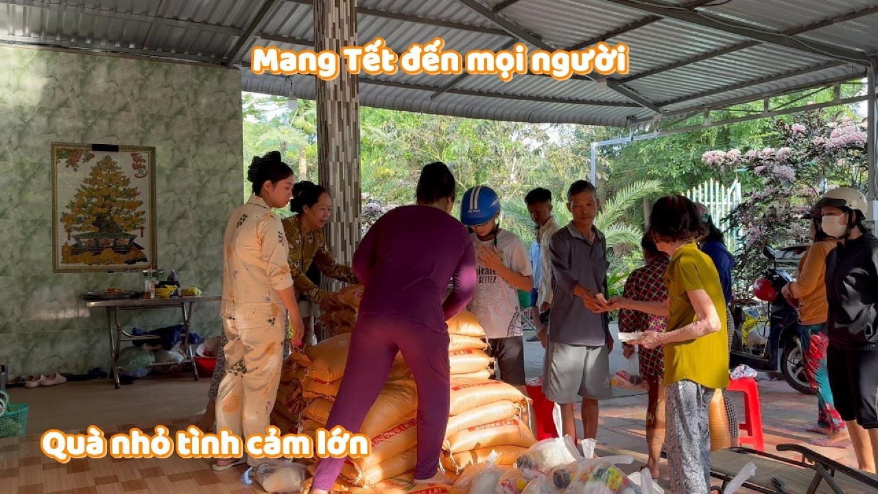 Một ngày phát quà Tết ấm áp nghĩa tình