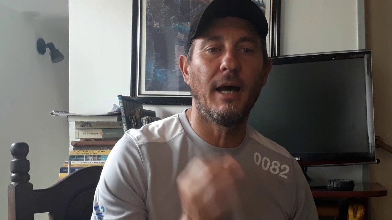 Daniel Serra explica como se usan las reglas paralelas sobre la carta náutica.