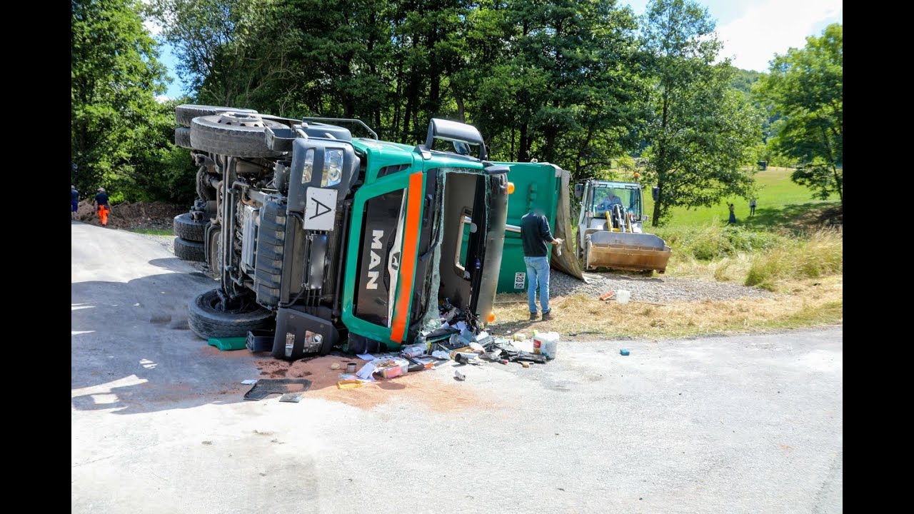 Lastwagen auf der Landstraße L 3330 bei Schackau umgestürzt