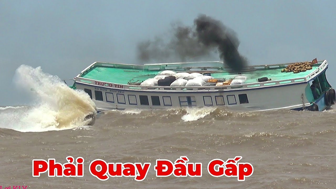 Khách Du Lịch Muốn Đái Trong Quần Khi Đi Chuyến Tàu Ra Biển Ngây Lúc Bão Sắp Vô