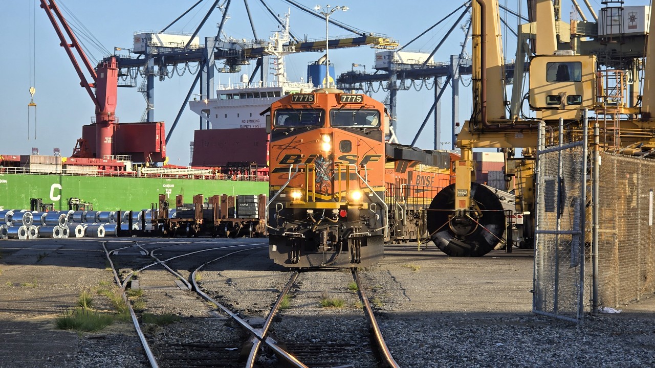 [HD] BNSF L-CAL1911 Pasha Steel Slab Train in the Port of LA with Street Running!