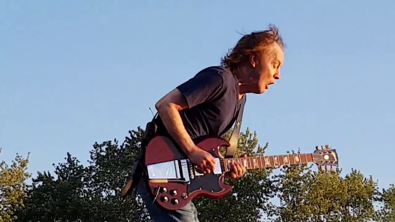 Angus Young feat. Guns n Roses 