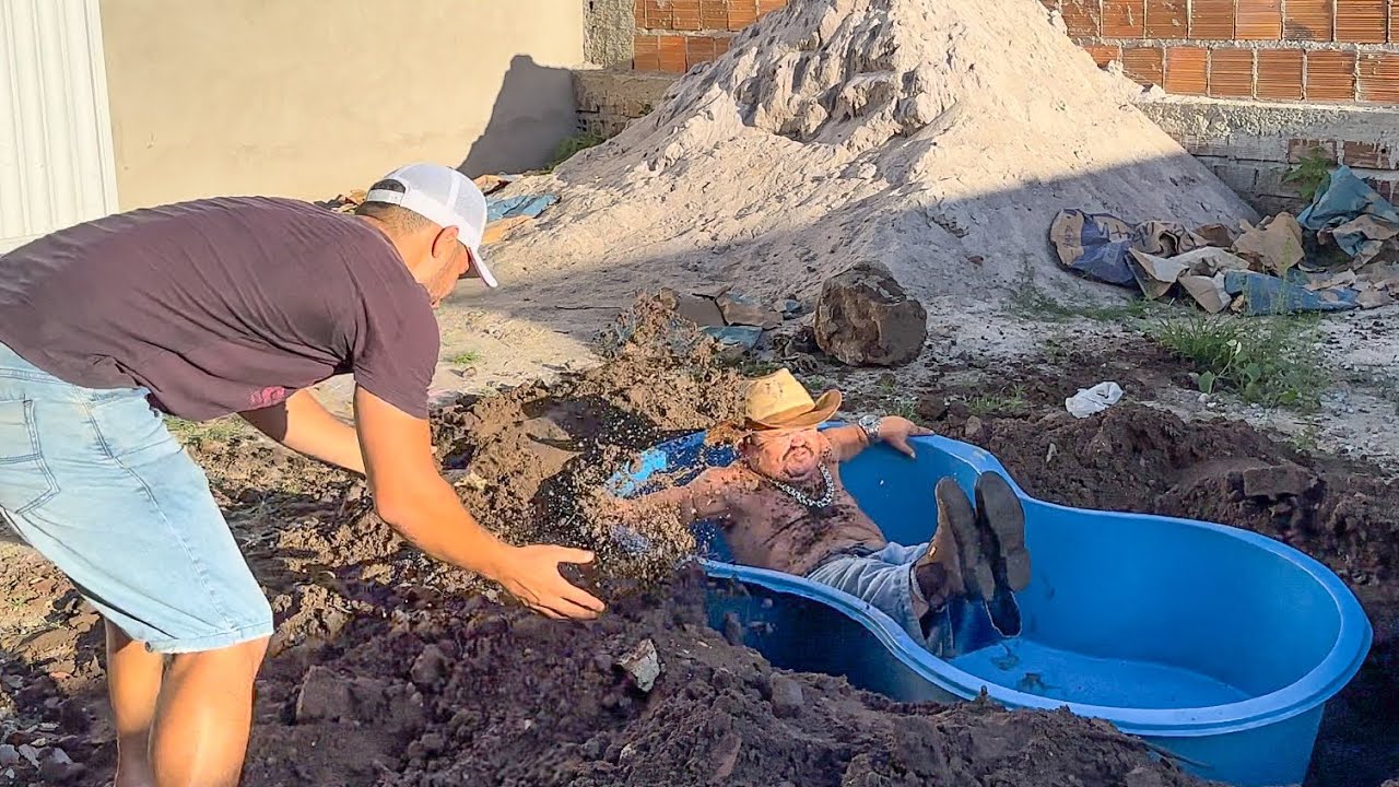 PILILIU CAVA BURACO PRA PISCINA E LEÔNCIO ATRAPALHA 😂 | PILILIU DA RESENHA