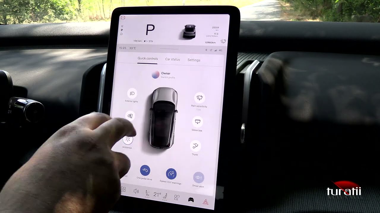 Volvo EX30 Extended Range RWD Plus video 3 of 4