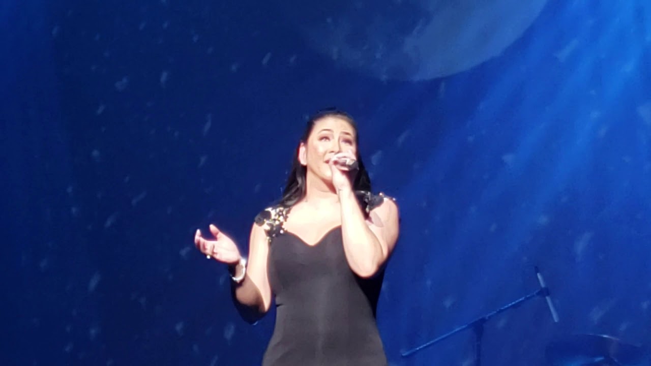 Regine Velasquez sings Vancouver: tunay na ligaya araw gabi, tuwing umuulan