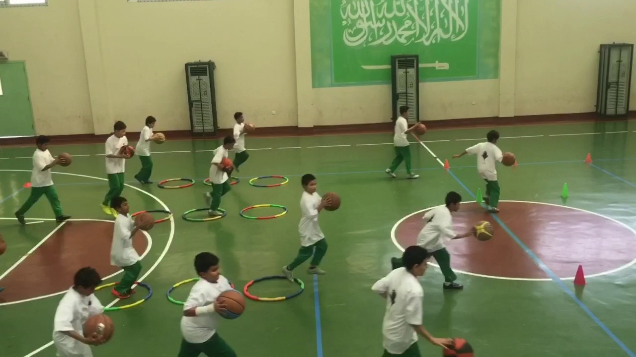 تدريب الطلاب على مهارة التمريرة الصدرية والمرتدة