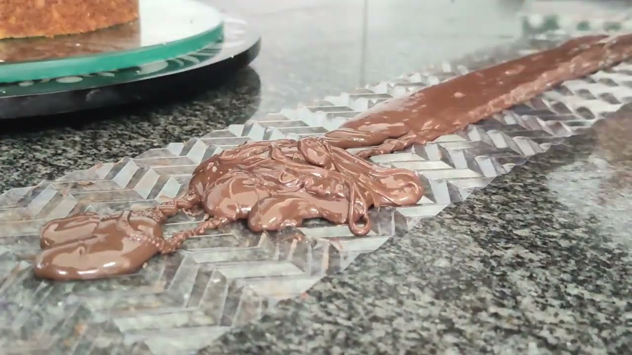Bolo com Placa de Chocolate Texturizada e Pintura Dourada
