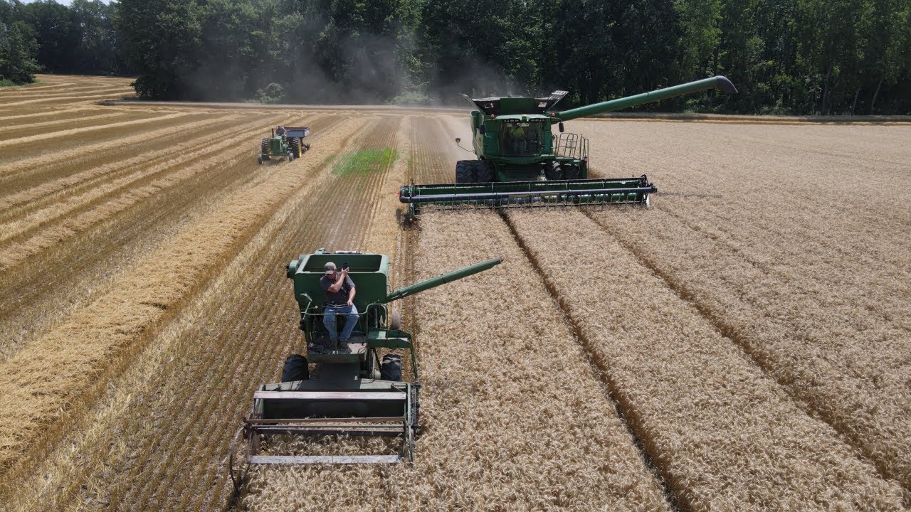 Комбайны John Deere 40 и S680 на уборке пшеницы