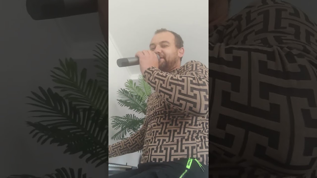 zsolti zen&eacute;sz a smechereknek #duet #live #zsoltizenesz