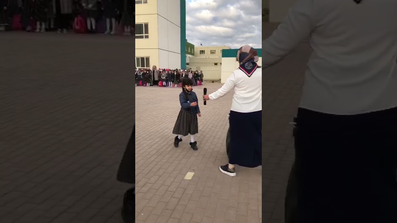 من زهرات مدرسة الجود تتغنى بحب الوطن .