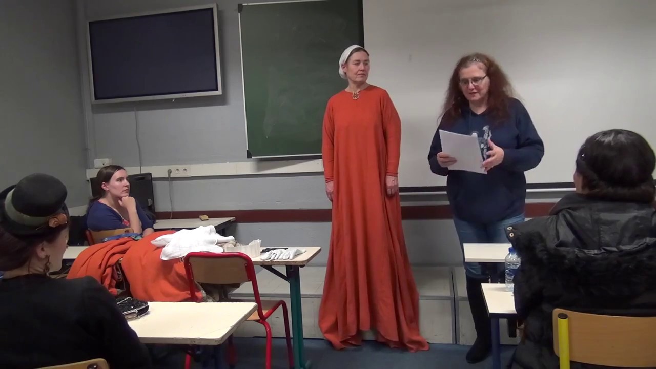 conference reconstitution du costume medieval 1 un exemple dune tenue noble au xiiie