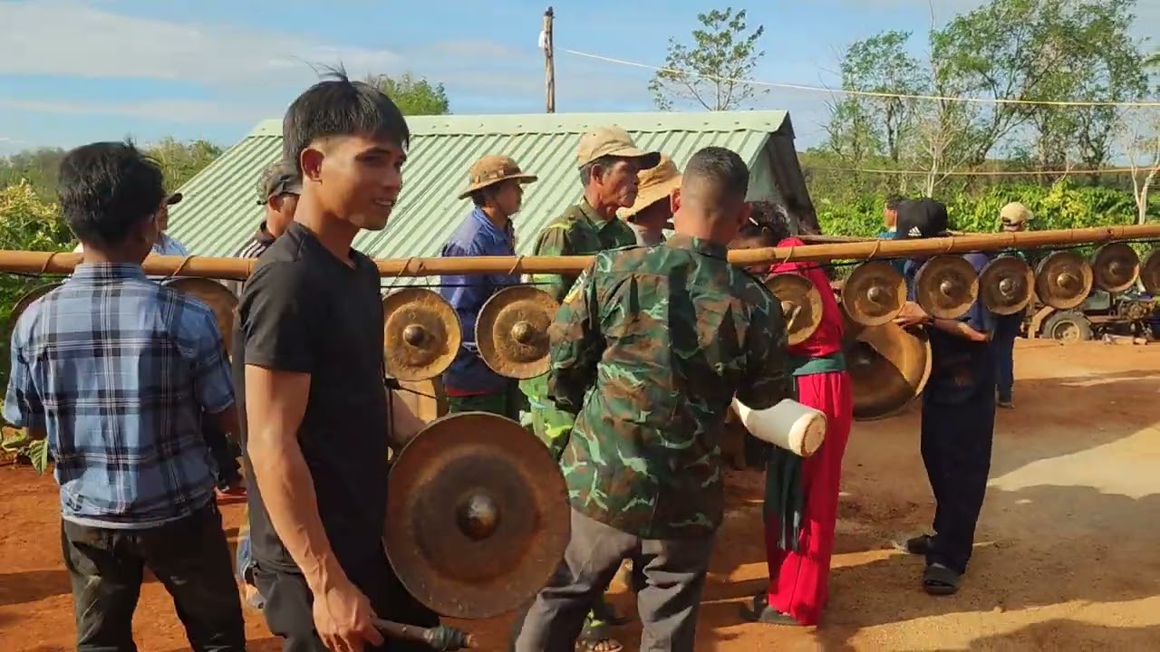Công chiêng nha ma làng o bung xã ỉa ko 