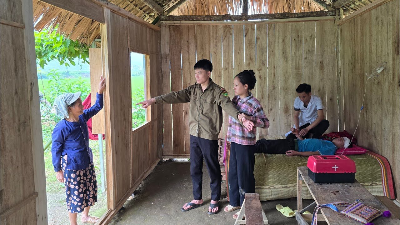 The doctor was examining Ly Tu Lien's father. The wicked old woman came to cause trouble.