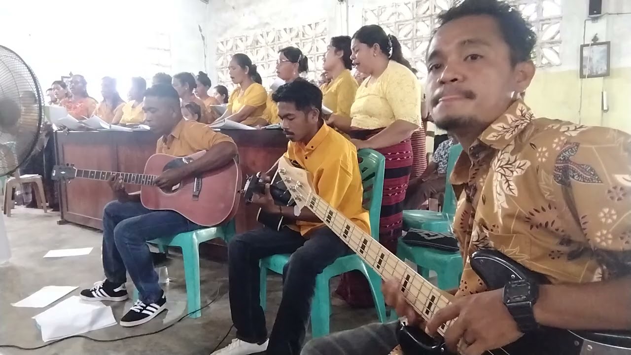 Nyanyikan lagu riang //koor umat stasi HKY kalelu //lagu natal//lagu & arsm: kanis ceme lg
