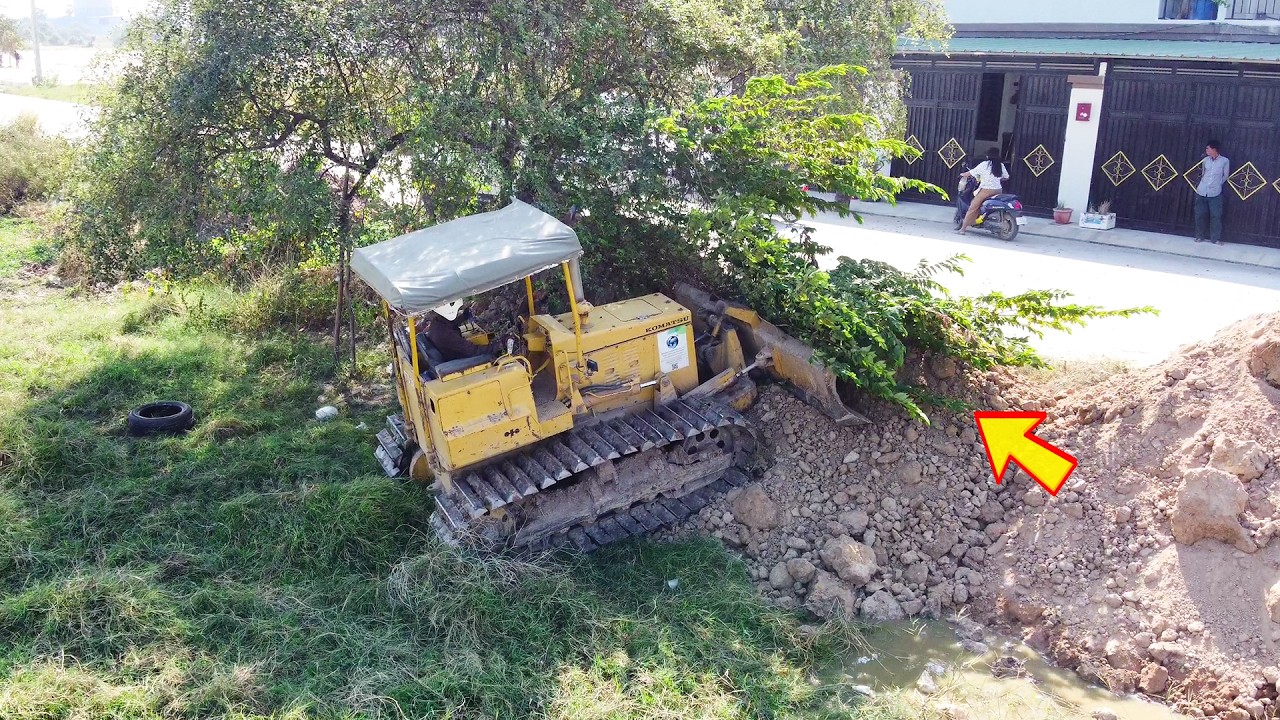 Niesamowita akcja składowania odpad&oacute;w! Spycharka KOMATSU D31P z 25-tonowymi wywrotkami