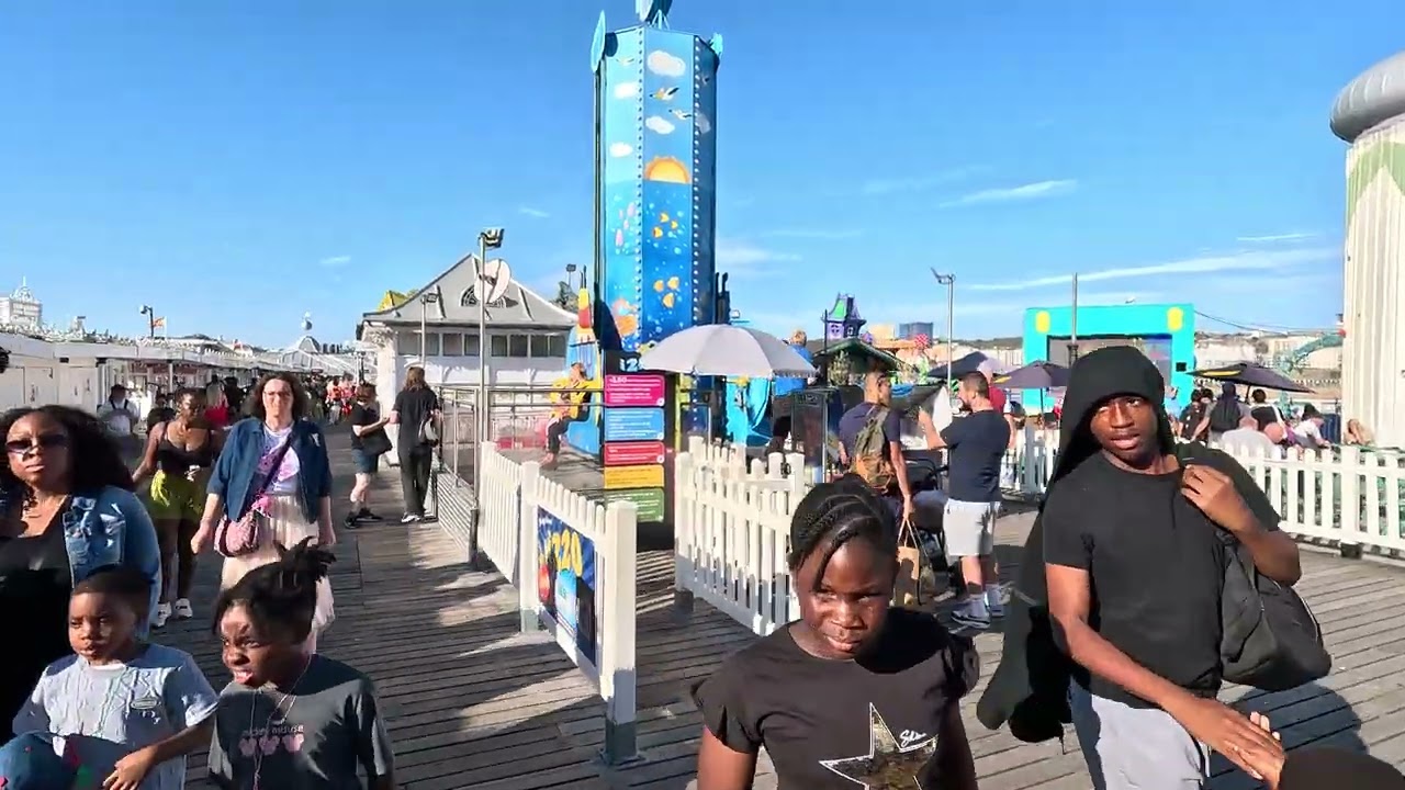 BRIGHTON PIER WALKING TOUR | SUNNY DAY AT THE UK SEASIDE 4K 60 FPS 🇬🇧☀️