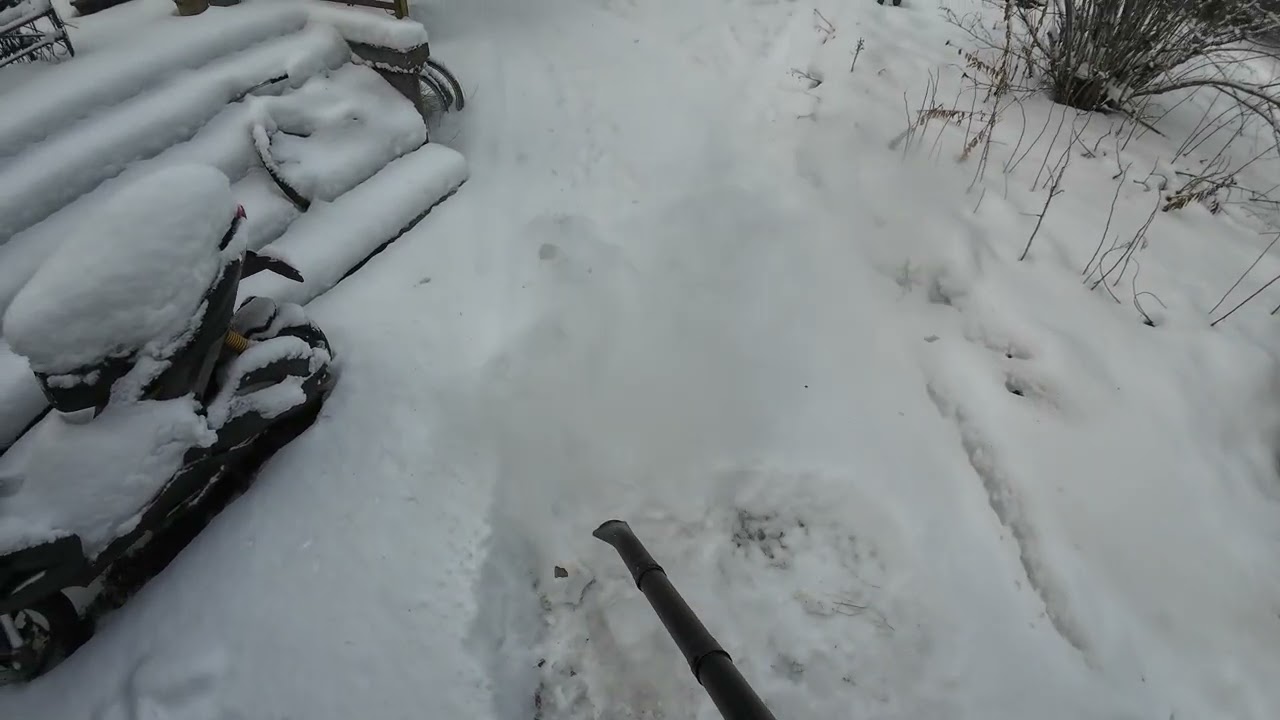 Erilaisia lumitöitä puukylässä