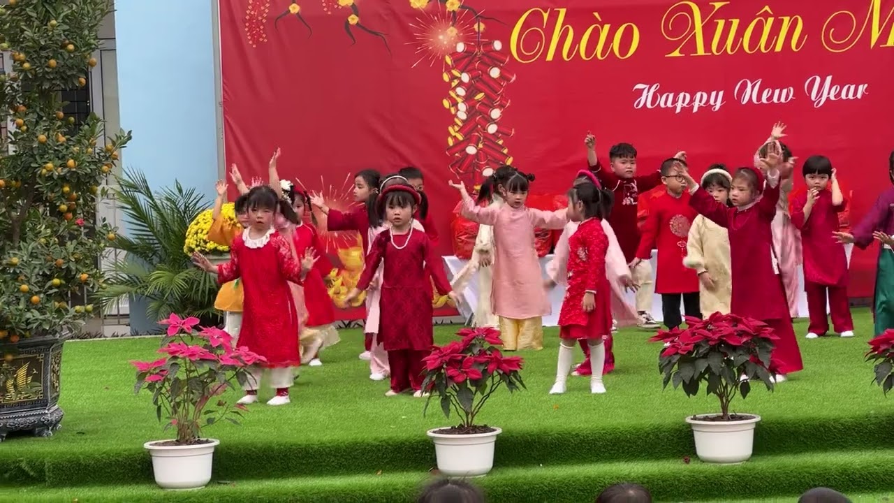 Quỳnh Anh múa cùng các bạn ở Hội chợ xuân