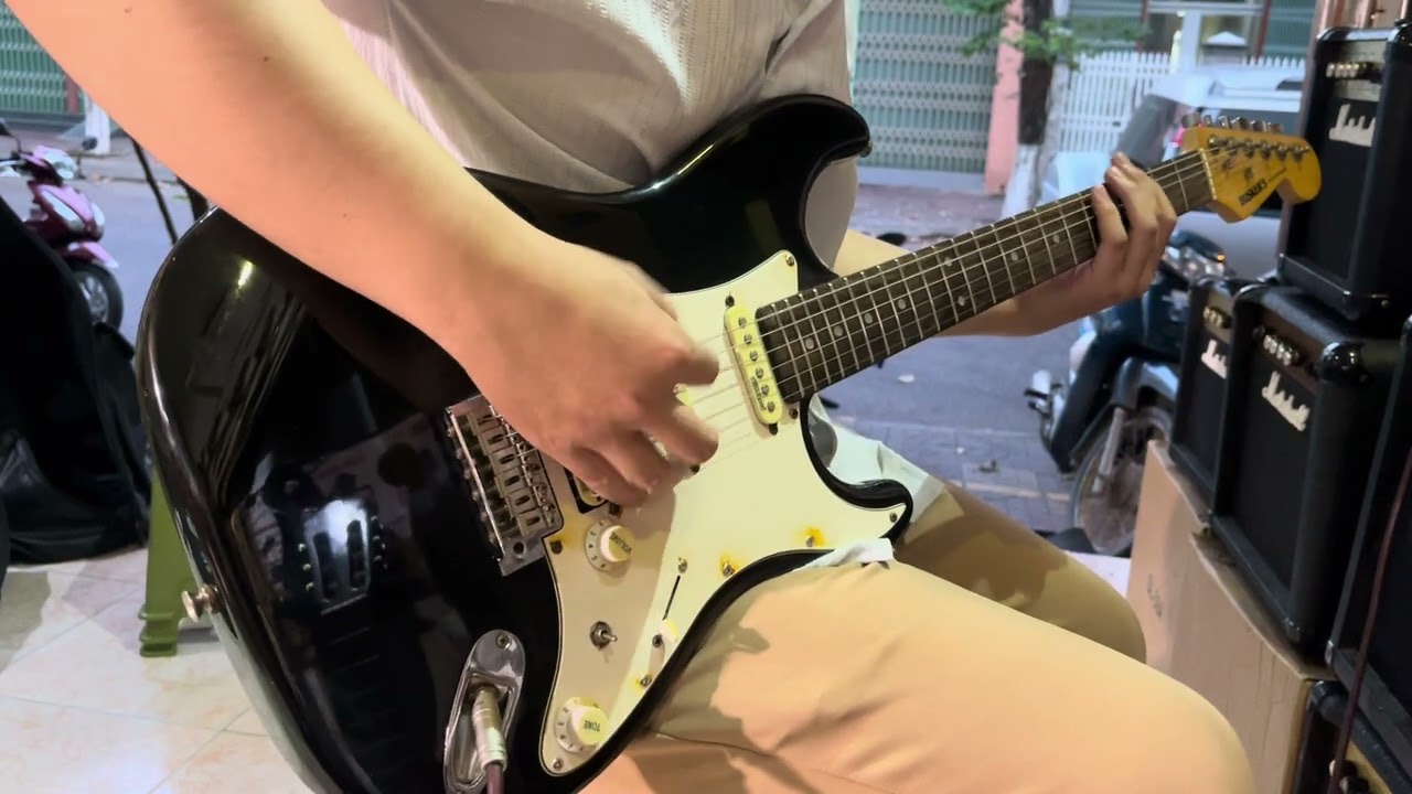 Thử đàn guitar điện 13
