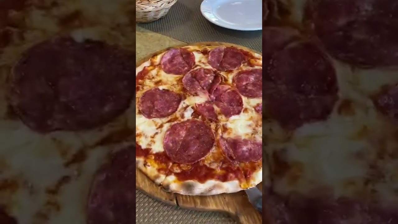 YES!  They have THIS in THAILAND, Italian beach dining! 🍕😋 #shorts
