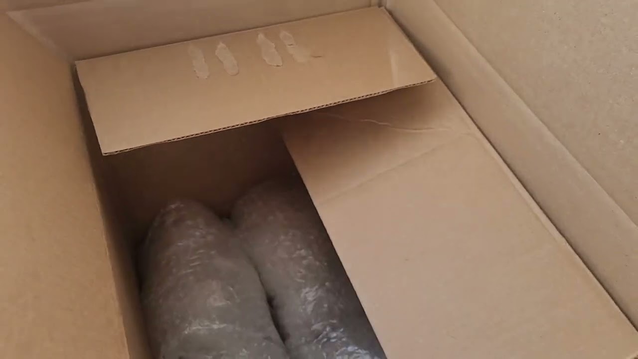 Упаковка двух посылок из тридцати изделий из гипса для отправки Яндекс. 
