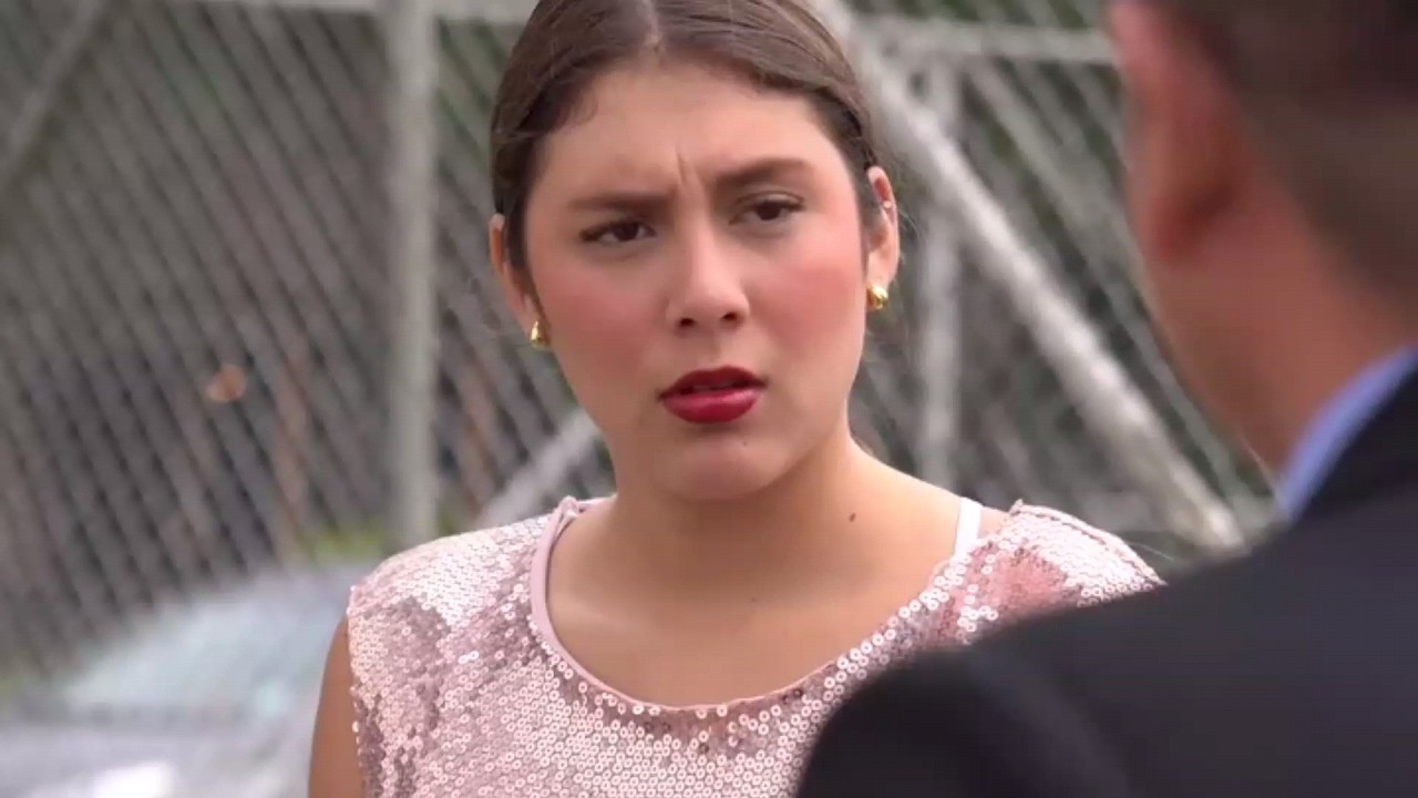 Le llevó tamales a su graduación y él se avergonzó de ella