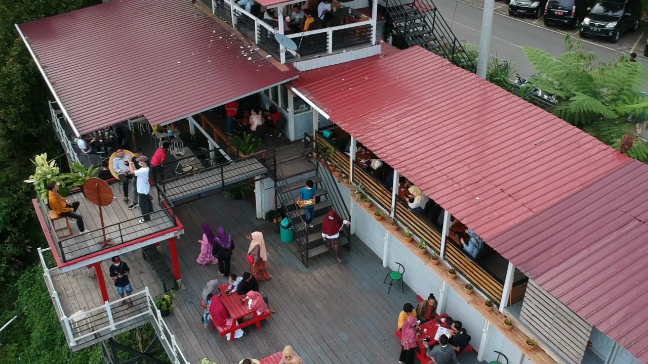 sky piea....tempat kuliner yang menyuguhkan nuasa perbukitan dengan hamparan sawah..