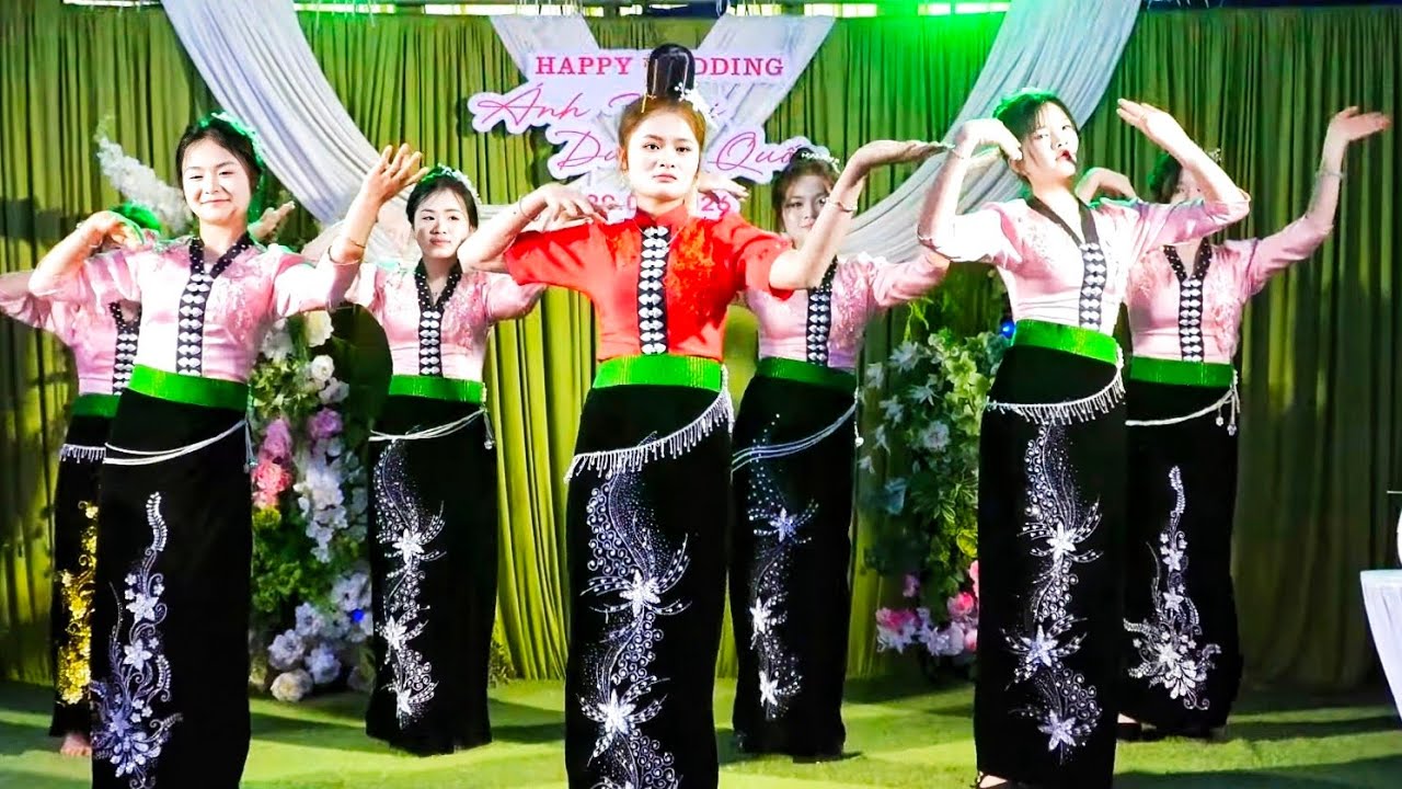 CÔ DÂU MÚA LĂM TƠI CÙNG ĐỘI VĂN NGHỆ GIA ĐÌNH NGÀY VU QUY ÁNH MAI DƯƠNG QUỐC BẢN HÍP CHIỀNG KHƯƠNG.