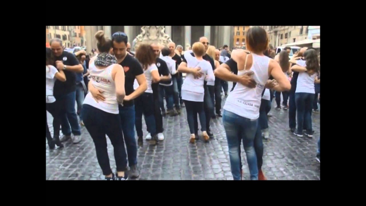 PRIMO FLASH MOB DI KIZOMBA A ROMA 19 APRILE 2015 Carlos & Ilaria Kizomba Latin Project