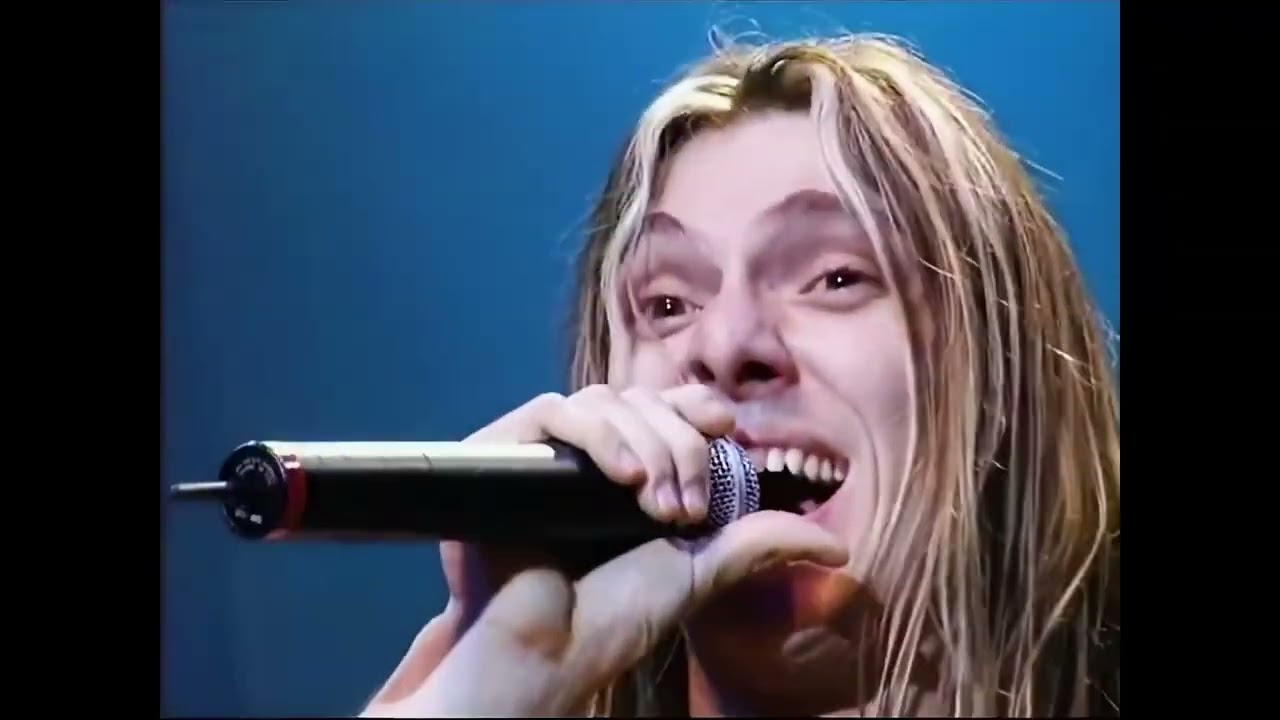 Angra - Carry On (Live at Via Funchal, S&atilde;o Paulo, 2001)
