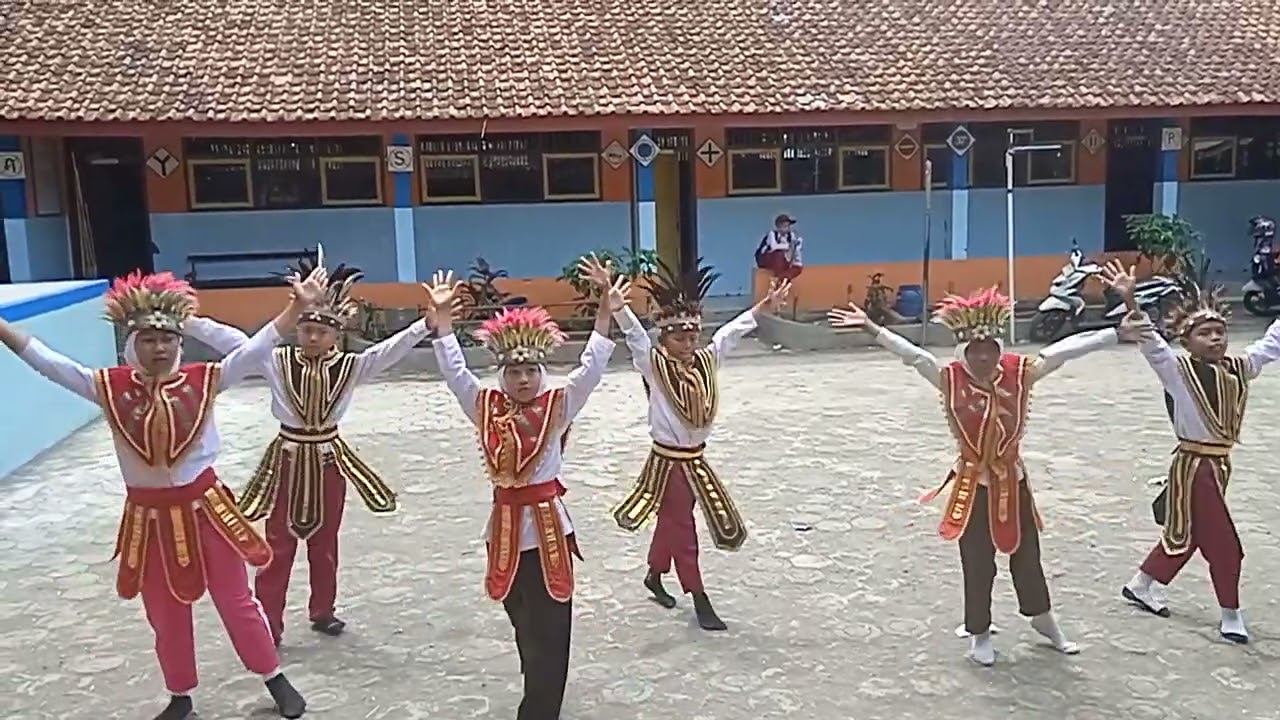 LATIHAN TARI KREASI 