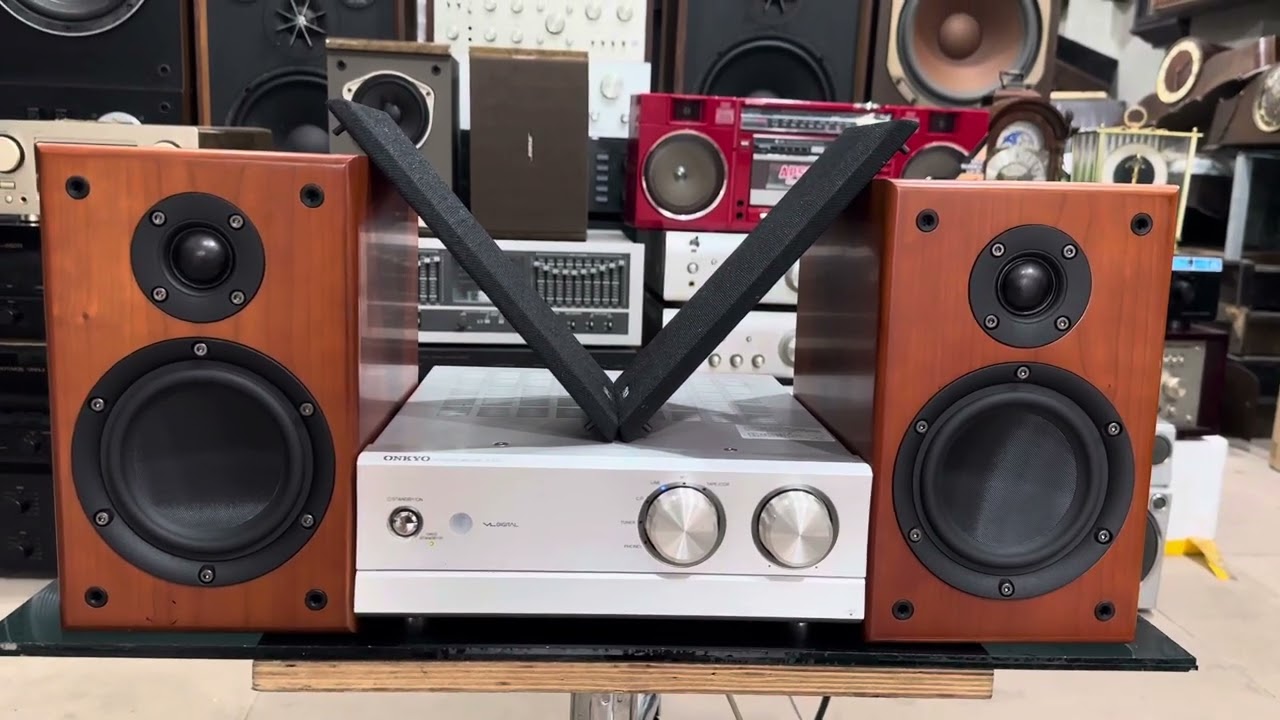 Onkyo A 933 công xuất 195w cực khoẻ, kiểu dáng sang trọng. Kết hợp với đôi booksheo Denon Cs-Cx 101.