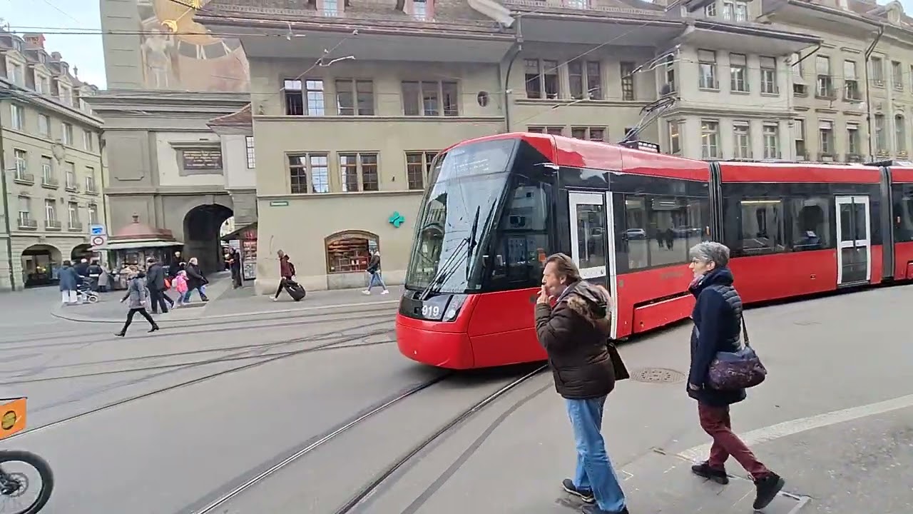 Tram und Bus Verkehr beim Zytglogge BE/u.a.Tram Vevey  Combino Tramlink