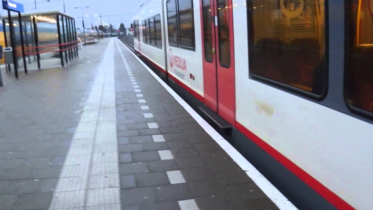 Going into Veolia D-GTW 355 @ Railroad Station Roermond