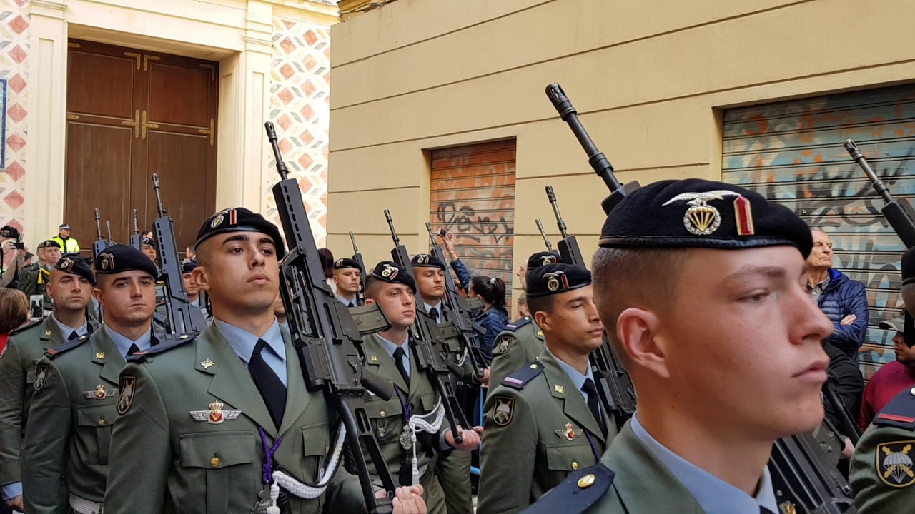 Traslado del Cristo de &Aacute;nimas de Ciegos por la Brigada Paracaidista. M&aacute;laga 2018