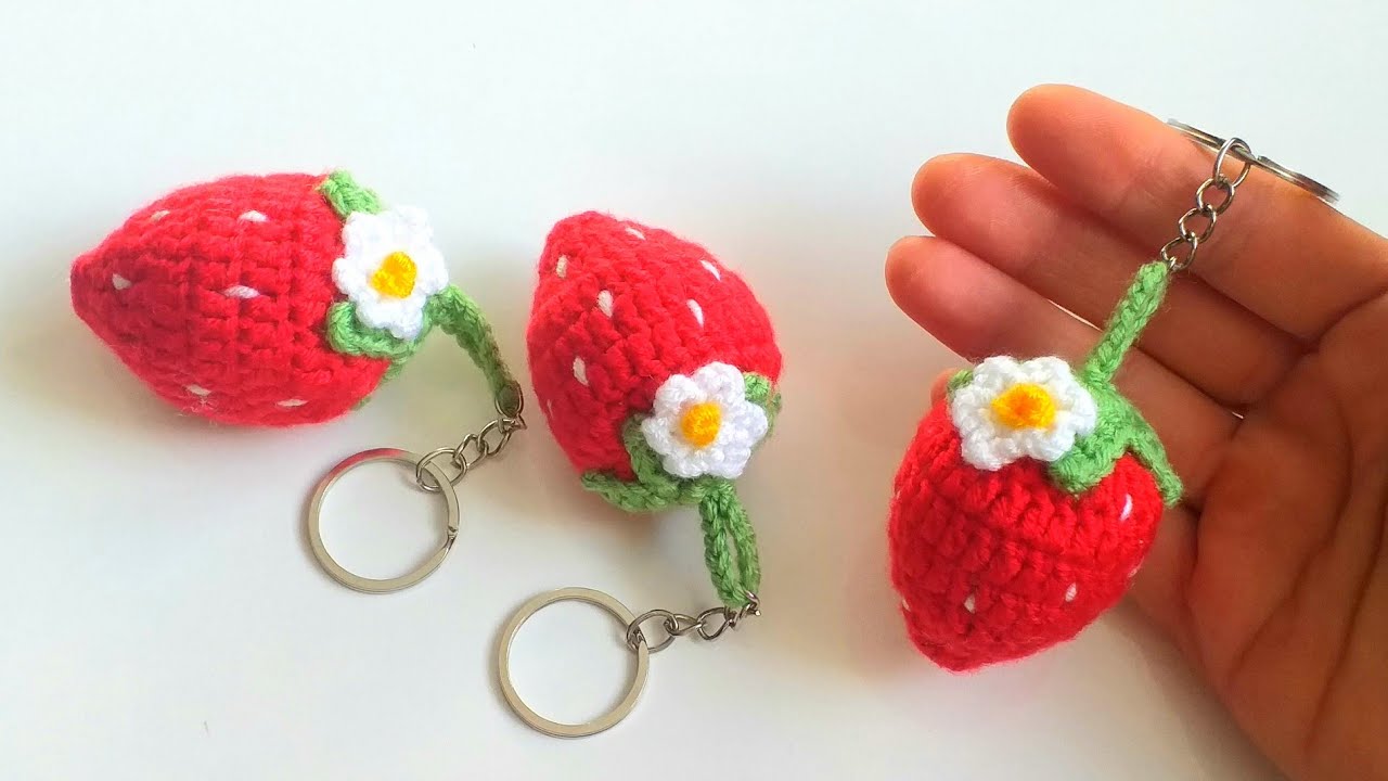 👉SUBTİTLED 🍓EASY CROCHET🍓STAWBERRY KEYCHAİN/amigurumi çilek anahtarlık