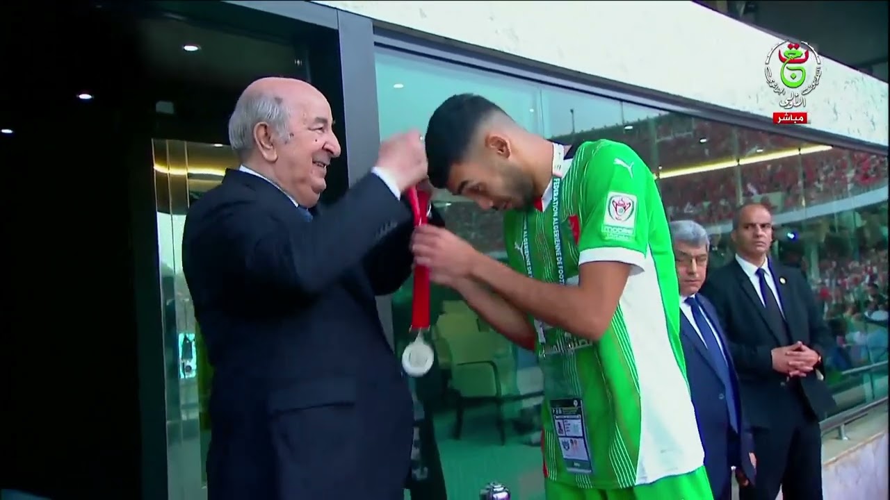 رئيس الجمهورية يُسلـم الميداليات لنادي مولودية الجزائر وصيف بطل كأس الجزائر