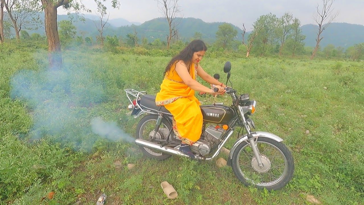 GIRL KICKSTART AND HARD REVVING YAMAHA RX BY TOE 🦶🔥🔥🔥#girlrider #rxlover #rxking @khanduribabavlogs