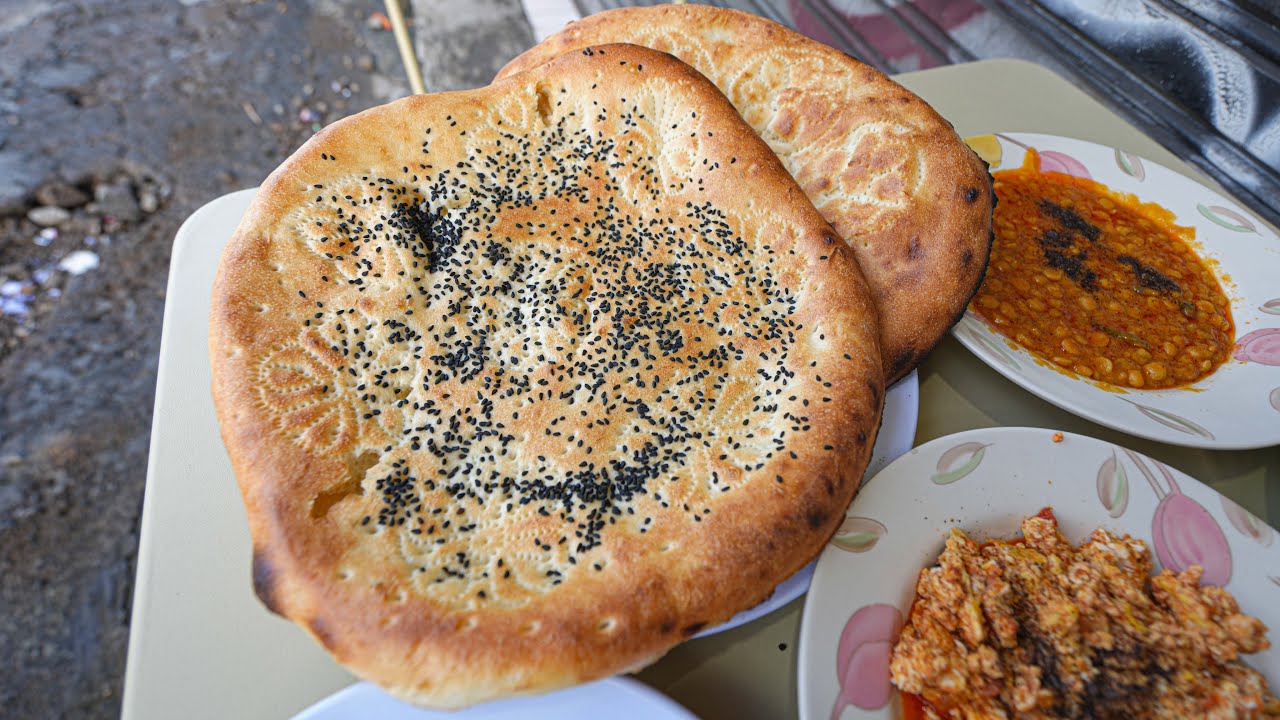 KETEMU  ROTI ARAB SAUDI SARAPAN KHAS TIMUR TENGAH JUALAN DI PINGGIR JALAN !!