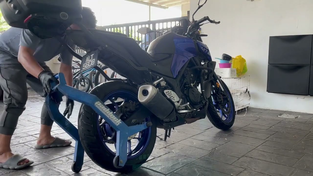 MT25 Maintenance : How To Change Engine Oil & Oil Filter.