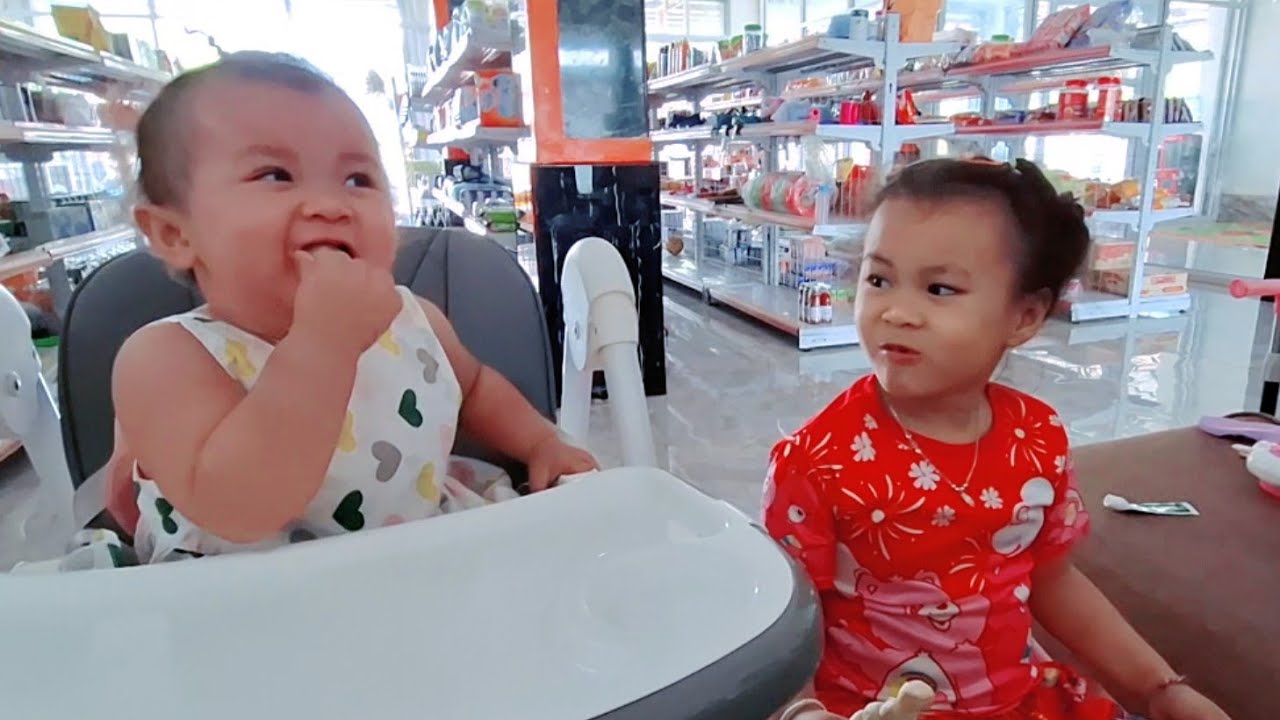 ￼ ป้อนข้าวจอมป่วนจ้า
