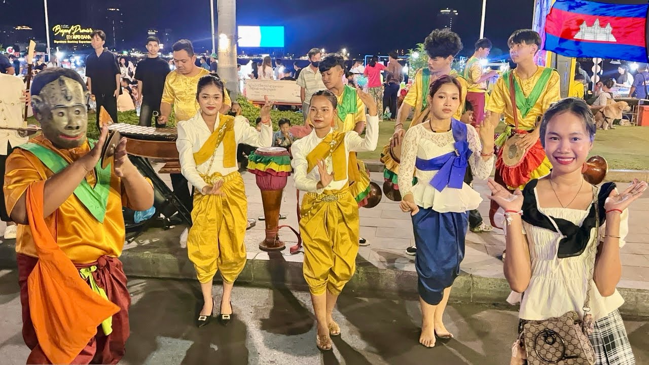 Phnom Penh Night Walk | Chaktomuk Walking Street Street Food & Cultural Shows