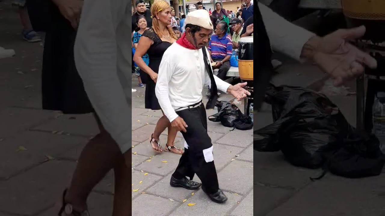 💃&hearts;️ cantinflas salvadore&ntilde;o baila plaza libertad 💃