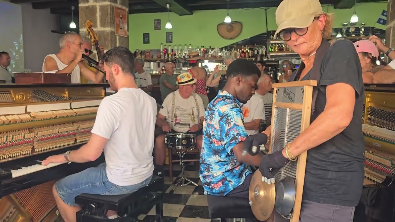 Epic Boogie Woogie Piano Showdown: Two Pianists Ignite A French Bar!