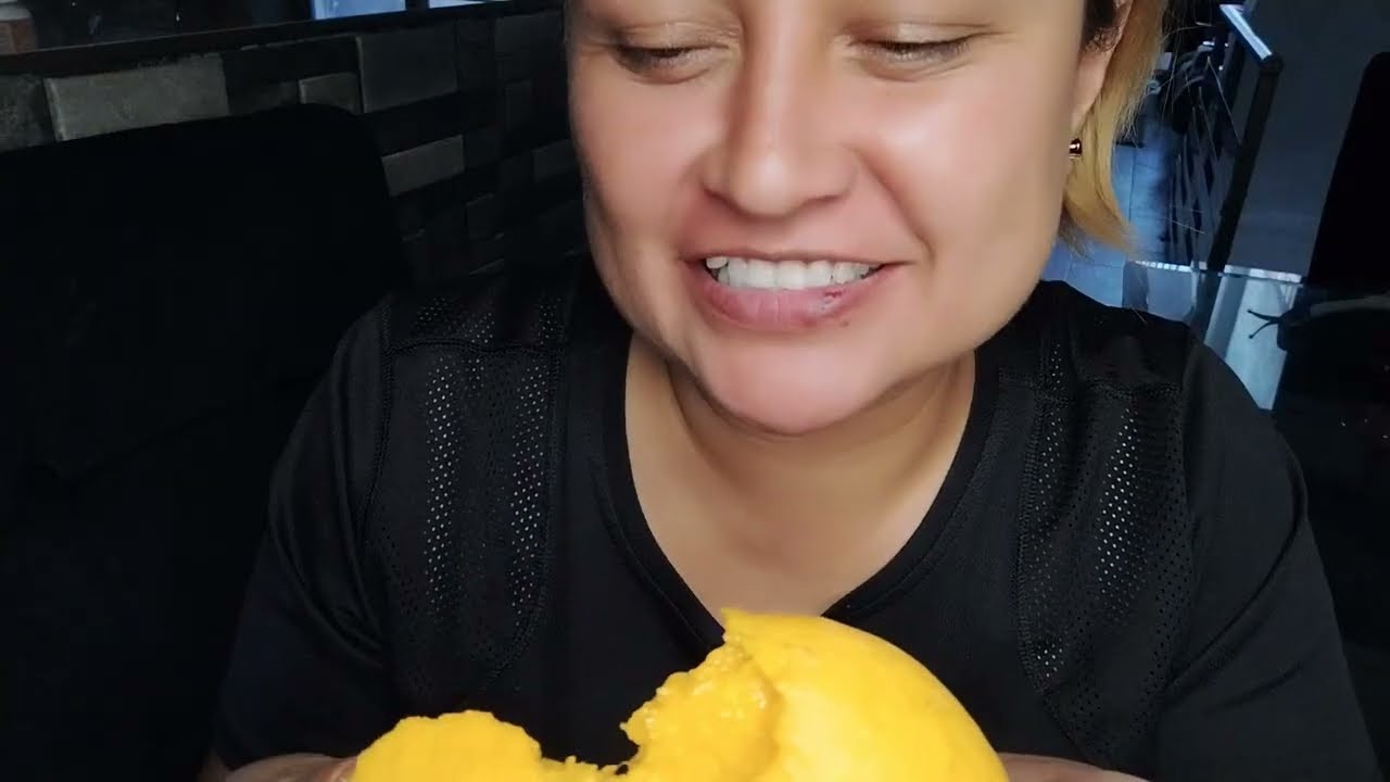 ASMR comiendo mango y te cuento de mi nuevo proyecto (sigueme en insta como yanrebollo) 