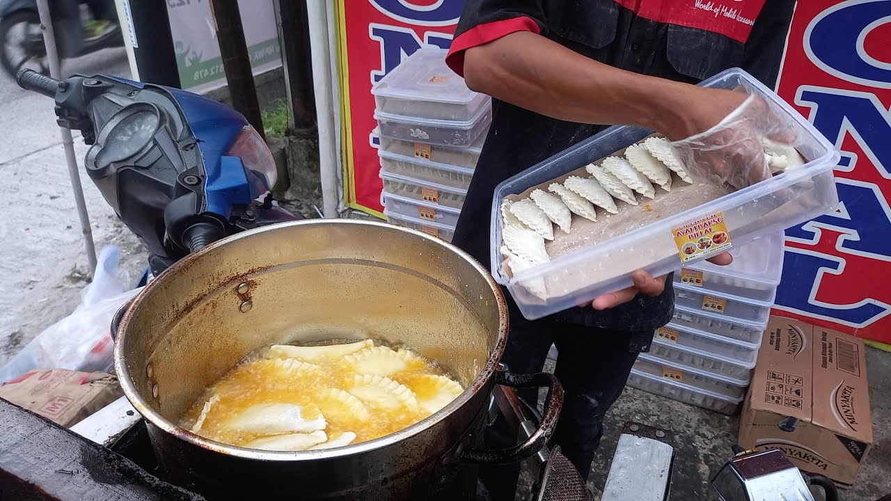 WOW!! 2.800 CIRENG ISI AYAM BAKSO PEDAS HABIS SETIAP HARINYA